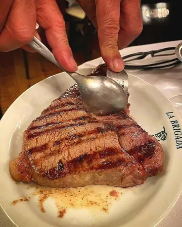 Carne premium a la parrilla en La Brigada San Isidro