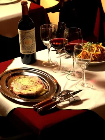 Mesa con platos y vinos en La Brigada San Isidro