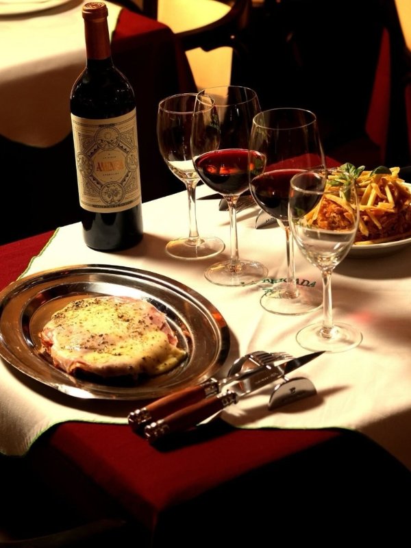 Mesa con platos y vinos en La Brigada San Isidro