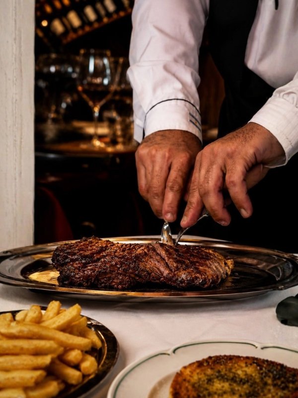 Corte con cuchara de carne premium en La Brigada San Isidro